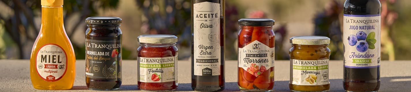 Línea de frascos reales de La Tranquilina: miel, mermelada de frutos del bosque, mermelada de frutilla, aceite de oliva, pimientos morrones, mermelada de maracuyá y jugo de arándano